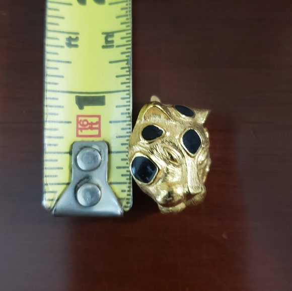 Signed Vintage Trifari Leopard Face Gold Tone Clip Back Earrings - Picture 5 of 5